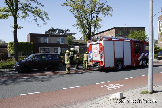 Brandweer rukt uit voor lekkende vloeistof onder geparkeerde auto