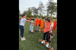 Topsporters inspireren leerlingen De Bareel tijdens feestelijke Koningsspelen