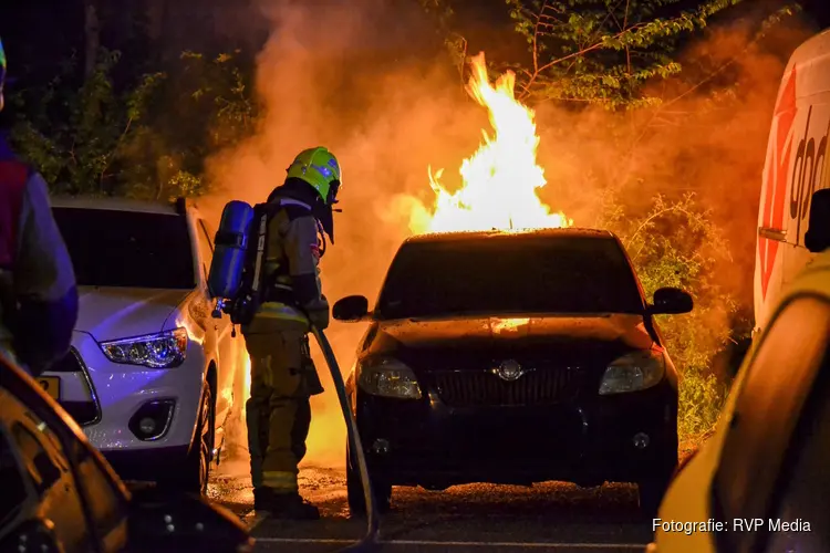 Meerdere voertuigen beschadigd bij nachtelijke autobrand in Heemskerk