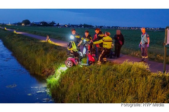 Persoon op scootmobiel te water in Heemskerk