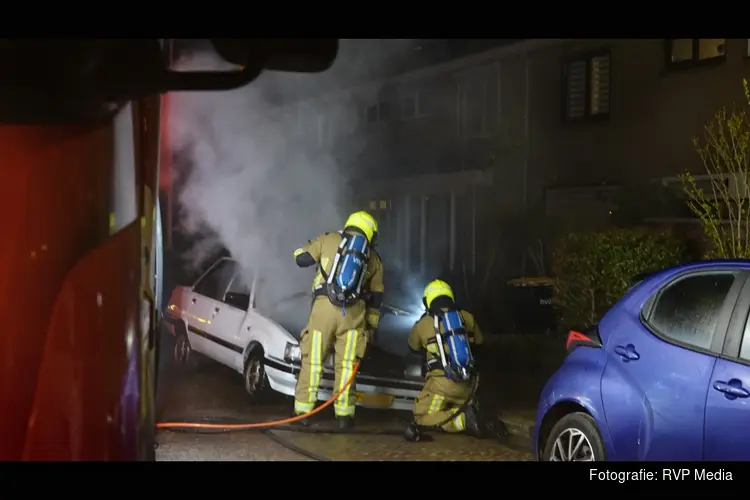 Geparkeerde auto door brand verwoest in Heemskerk