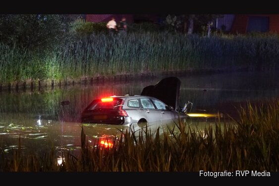 Voertuig te water, hulpdiensten zoeken naar automobilist