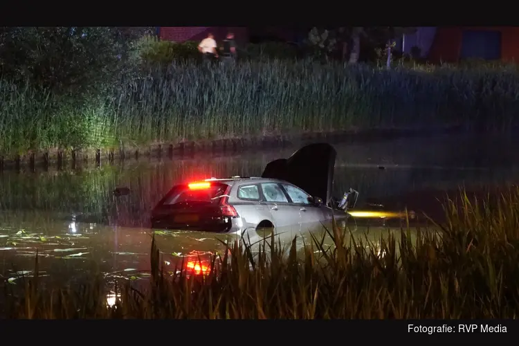 Voertuig te water, hulpdiensten zoeken naar automobilist
