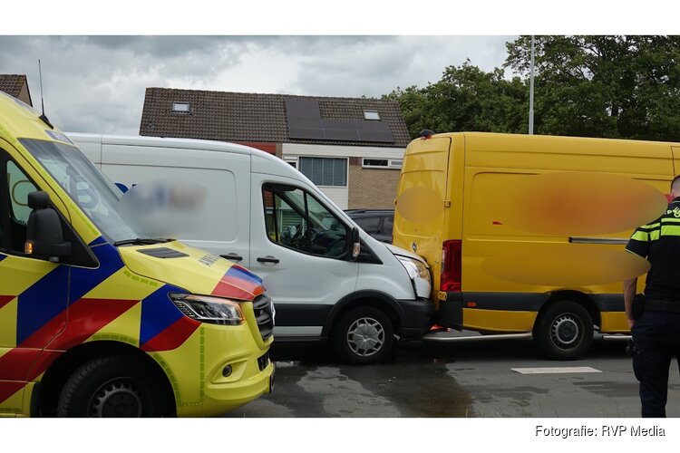 Bestelbussen botsen op elkaar in Heemskerk