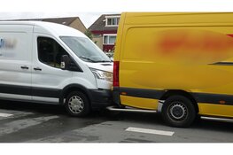 Bestelbussen botsen op elkaar in Heemskerk