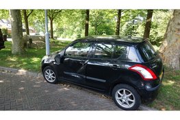 Brandweerwagen ramt geparkeerde auto op weg naar melding