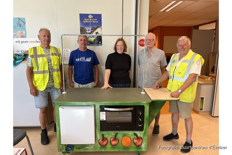 Leerlingen koken met eigen oogst dankzij de mobiele keukens