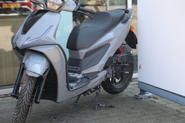 Scooterrijder onderuit door zand op rotonde in Heemskerk, scooter vliegt in brand