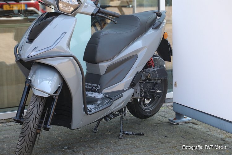 Scooterrijder onderuit door zand op rotonde in Heemskerk, scooter vliegt in brand