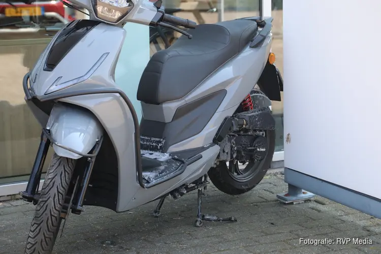 Scooterrijder onderuit door zand op rotonde in Heemskerk, scooter vliegt in brand