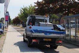 Scooterrijder onderuit door zand op rotonde in Heemskerk, scooter vliegt in brand